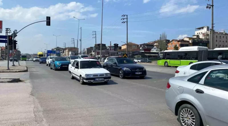 Kocaeli'de Tır Dorsesi Devrildi, Trafik Kesildi
