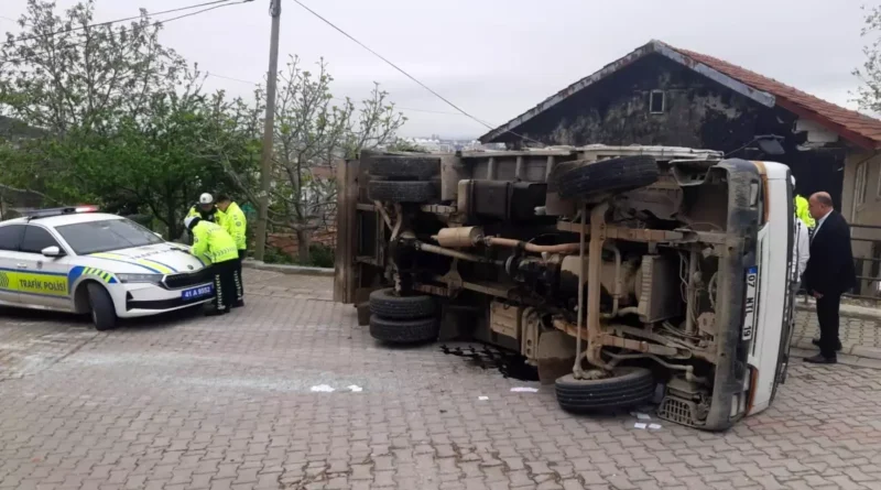 Kocaeli'de Freni Boşalan Kamyonet Devrildi, Sürücü Yaralı