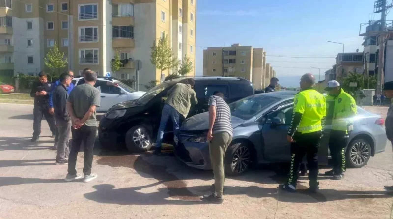 Kocaeli'de Trafik Kazasında 3 Yaralı