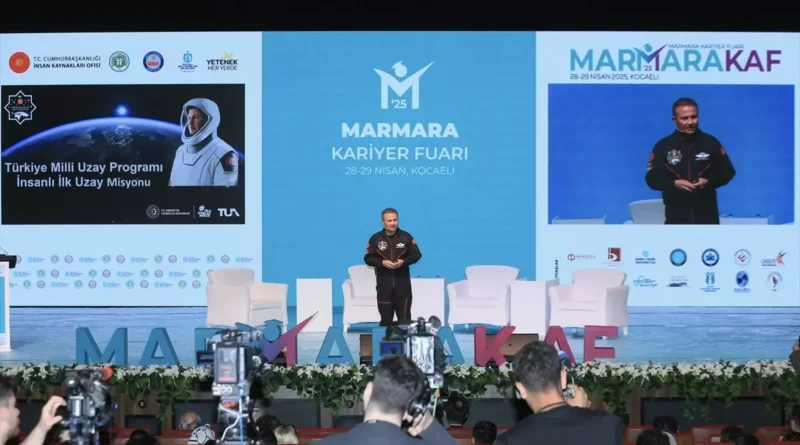 Türkiye'nin İlk Astronotu Öğrencilerle Uzayı Paylaştı