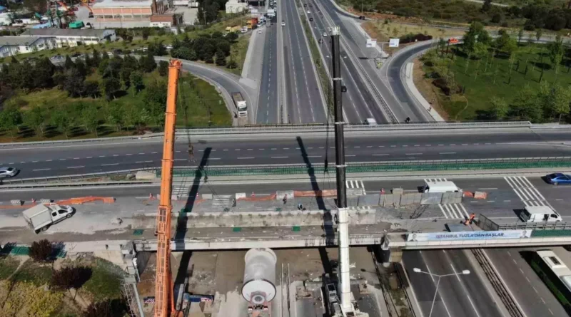 Tuzla'da E5'te Tır Sıkıştı, Araç Kuyruğu Oluştu