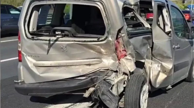 Kocaeli'de Otomobil ve Ticari Araç Çarpıştı: 2 Yaralı