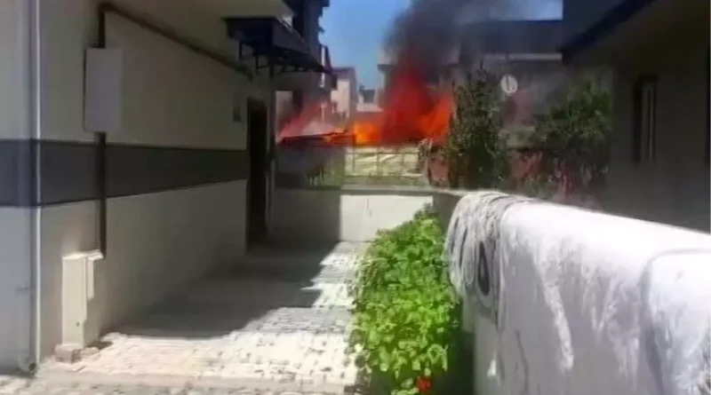 Kocaeli Darıca'da kömürlük yangını çıktı