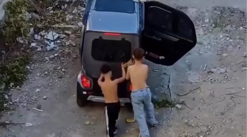 Kocaeli’de İki Çocuk Babalarının Aracını Sürdü