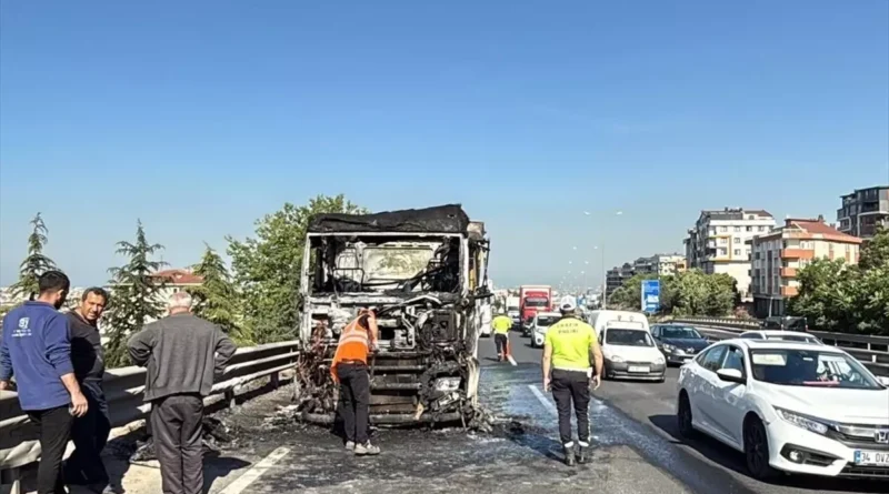 Kocaeli’de Tır yangını trafiği etkiledi