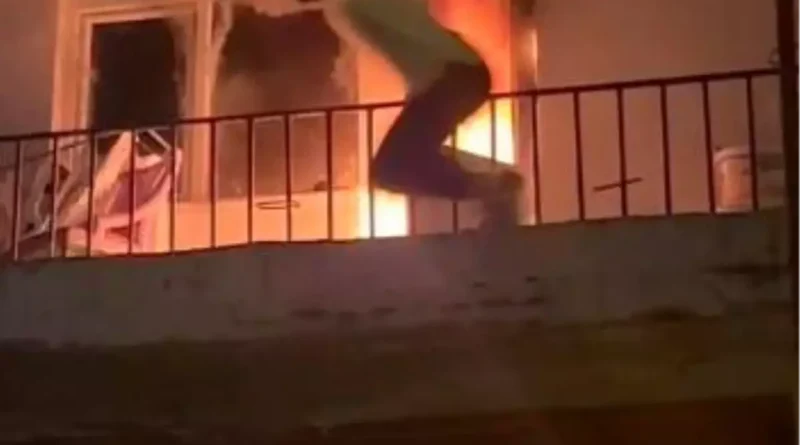 Kocaeli'de Yangın: Komşu Balkondan Atlarken Görüntülendi