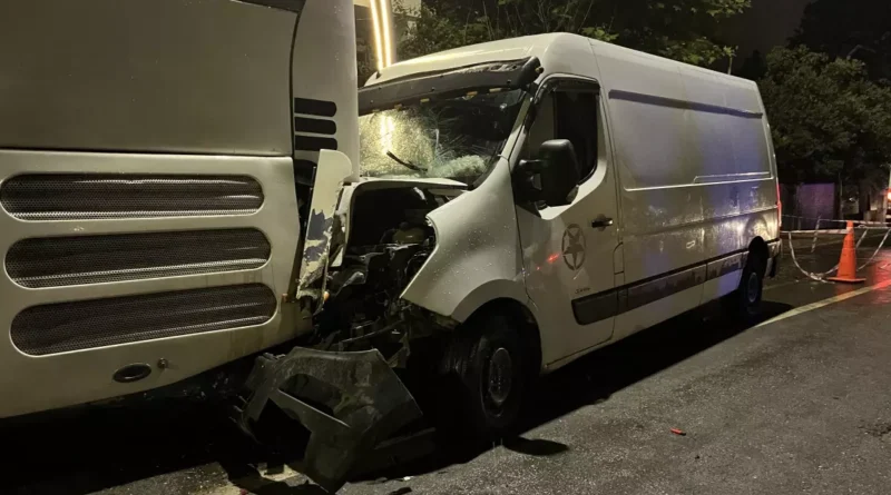 Kocaeli'de Otobüse Çarpan Kamyonet: 3 Yaralı