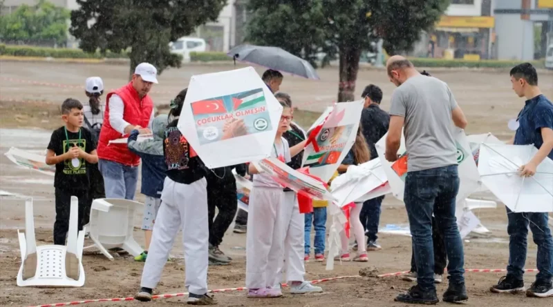 Gölcük'te Gazze için Uçurtma Dağıtımı
