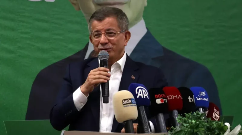 Davutoğlu, Kocaeli'de Anneler Günü'nde bulundu