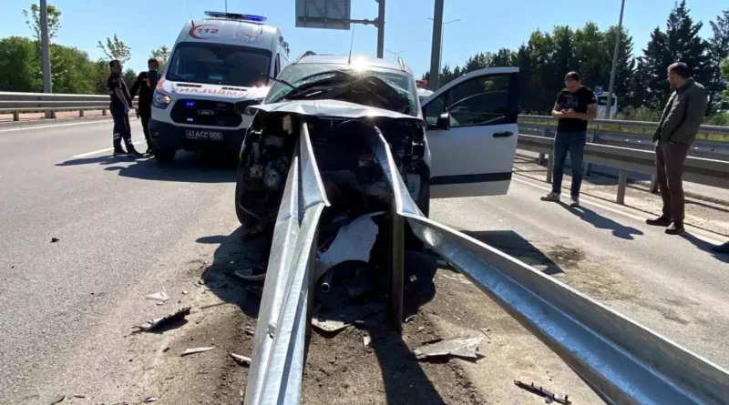 Kartepe'de Hafif Ticari Araç Kaza Yaptı: Sürücü Yaralı