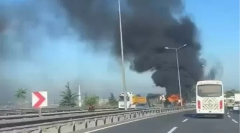 Gebze'de Hafriyat Kamyonu Yanarak Zarar Gördü