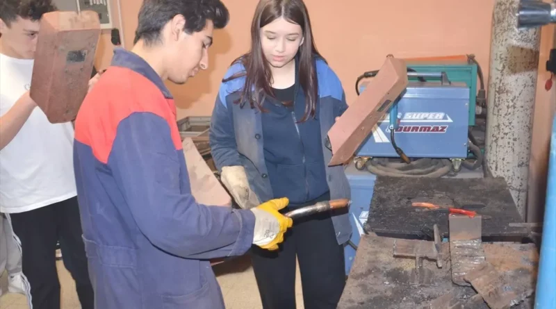 Karamürsel Ortaokul öğrencilere mesleki eğitim gezisi