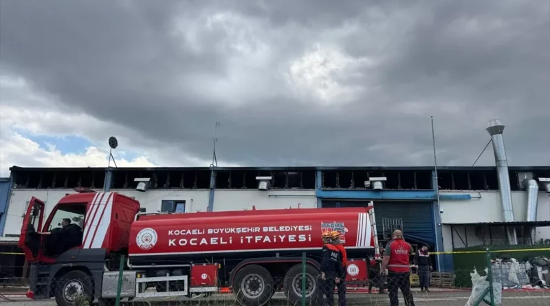 Kocaeli'ndeki Boya Fabrikasındaki Yangın Söndürüldü