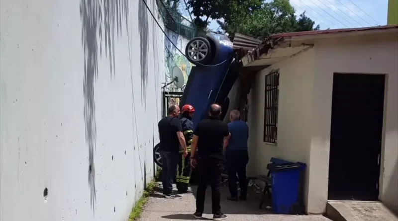 Darıca'da Duvar Çöktü, Sürücü Yaralandı