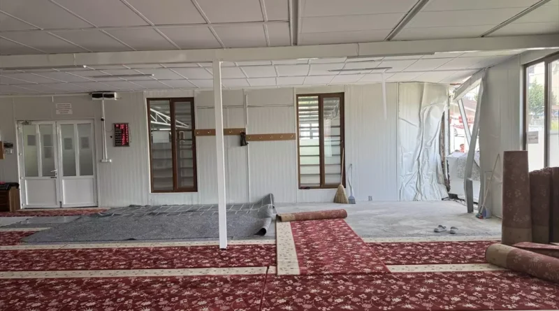 Kontrolden Çıkan Araç Camiyi Vurdu