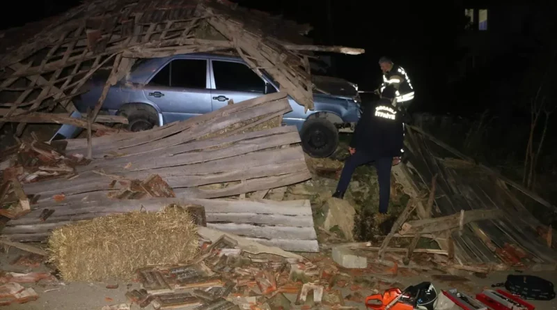 Kandıra'da Otomobil Samanlığa Çarptı: Sürücü Yaralı