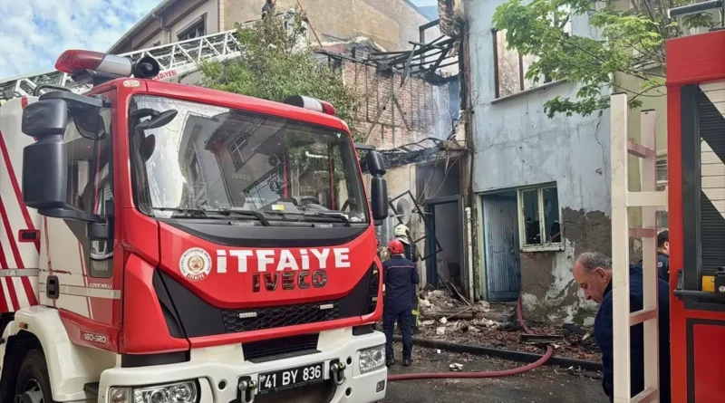 Darıca'da yangın çalışmalarında iki itfaiyeci yaralandı