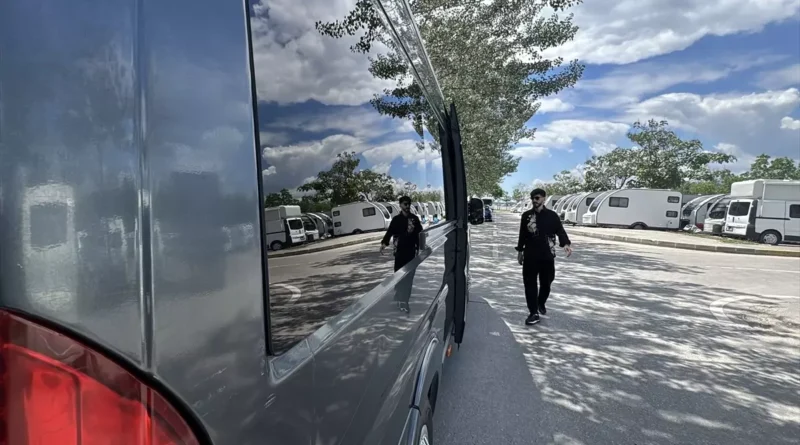 Türk Mobil Kuaför Minibüsü Sokaklarda Hizmette