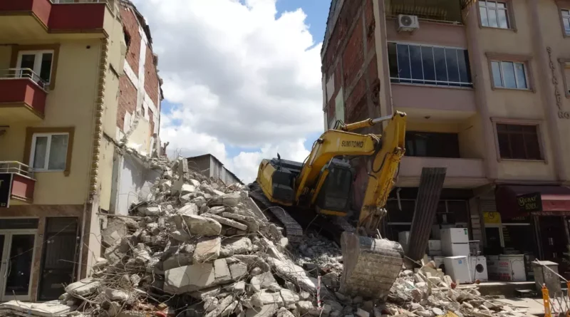 İzmit'te Yıkım Sonrası Hasar: Mağdurlar Destek Bekliyor