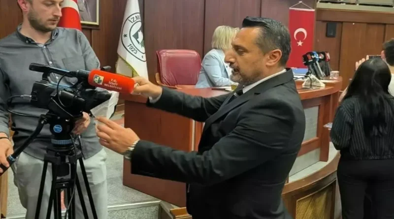MHP'li Meclis Üyesi Canlı Yayın Kamerasını Bantladı