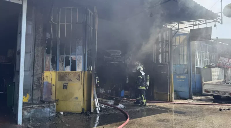 İzmit'te Oto Kilit Tamirinde Yangın: Araç Hasar Gördü