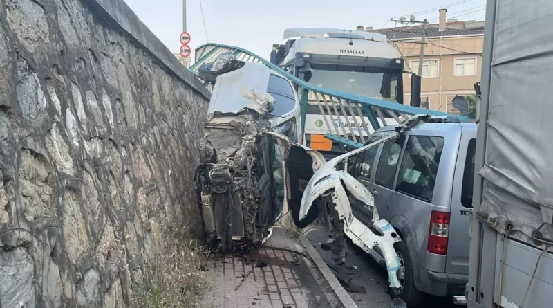 Gebze'de Kontrolden Çıkan Araç Yan Sokağa Düştü