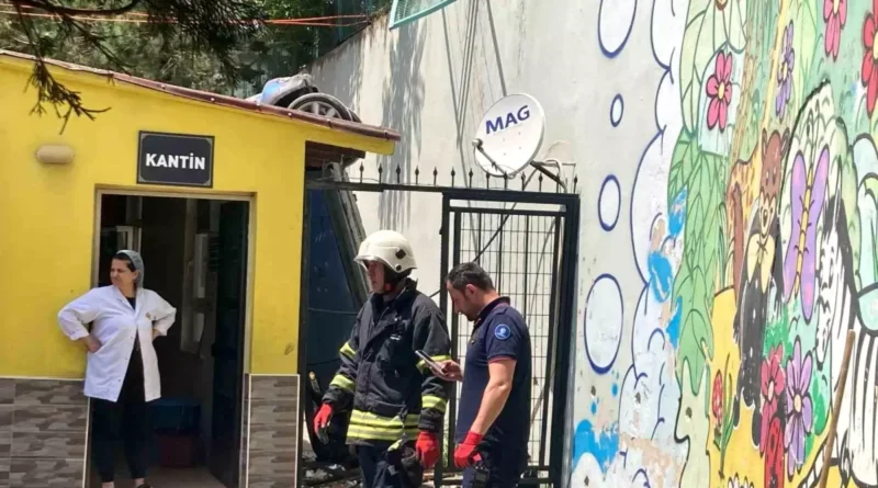 Kocaeli'de Araç Okul Bahçesine Girdi: Sürücü Yaralı