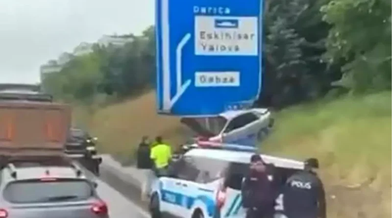 Kocaeli'de Kaza: Sürücü Sıkıştı, Hastaneye Gitti