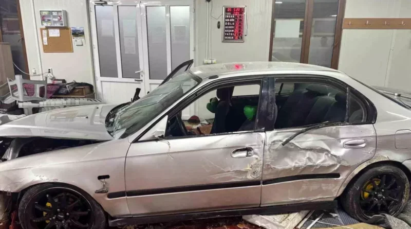 Kocaeli'de otomobil camiye çarptı: 4 yaralı