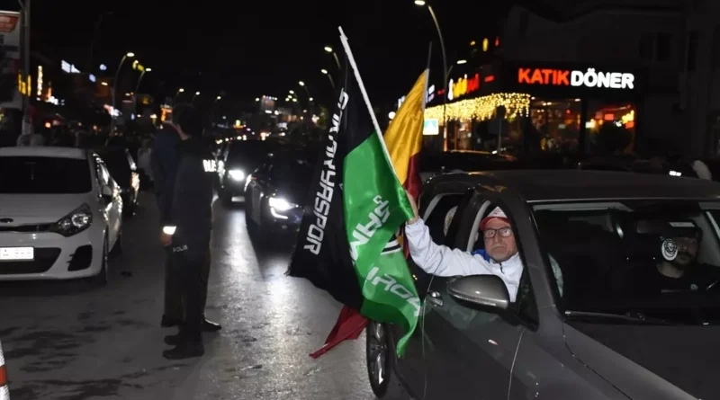 Galatasaraylı Taraftarlar Şampiyonluğu Kutladı