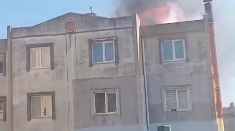 Kocaeli'nde 3 katlı binanın çatısında yangın