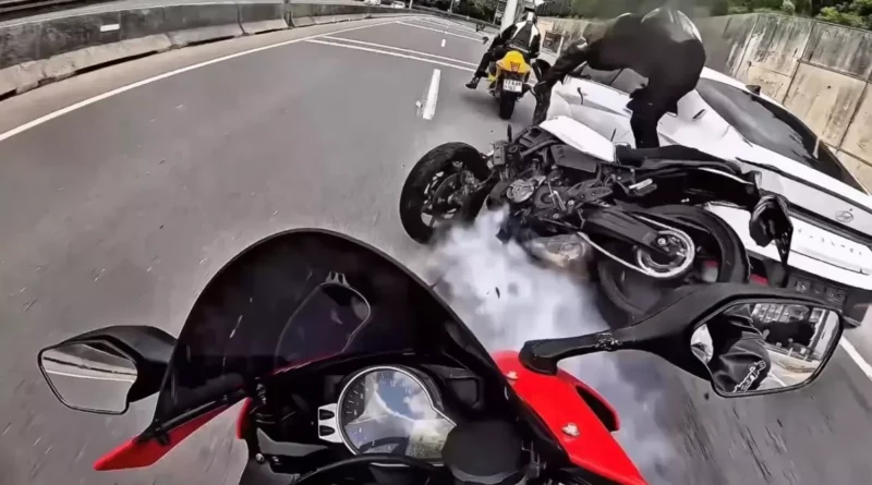 Gölcük'te Motosiklet-Otomobil Kazası Görüntüde