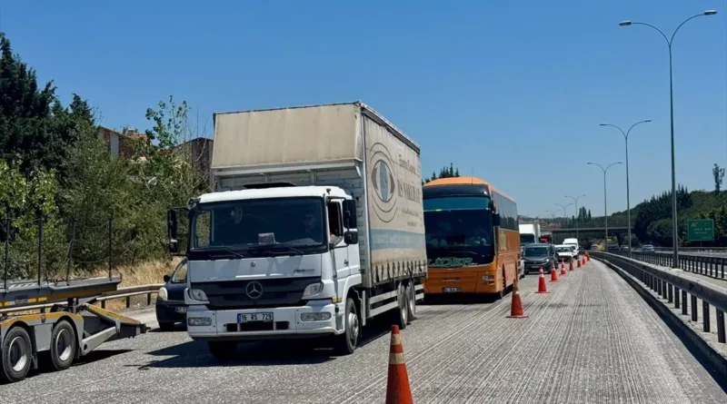 Anadolu Otoyolu'nda otobüs-tır çarpıştı: 3 yaralı