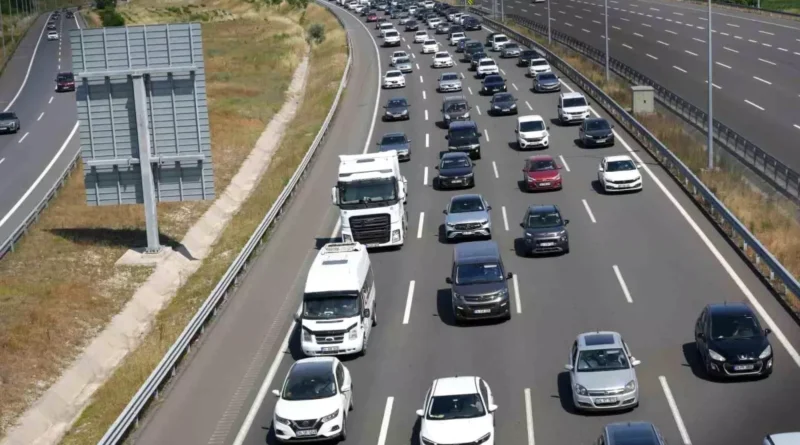 Kurban Bayramı tatili dönüşte trafik yoğunluğu oluşturdu