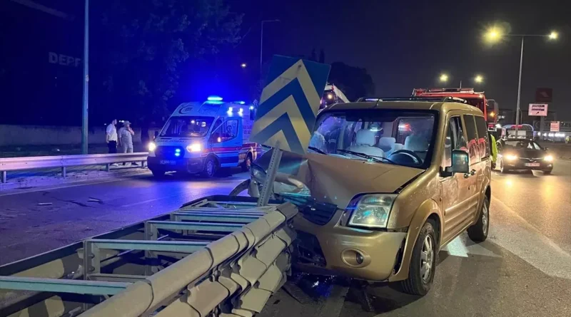 İzmit'te Hafif Ticari Araç Bariyere Çarptı