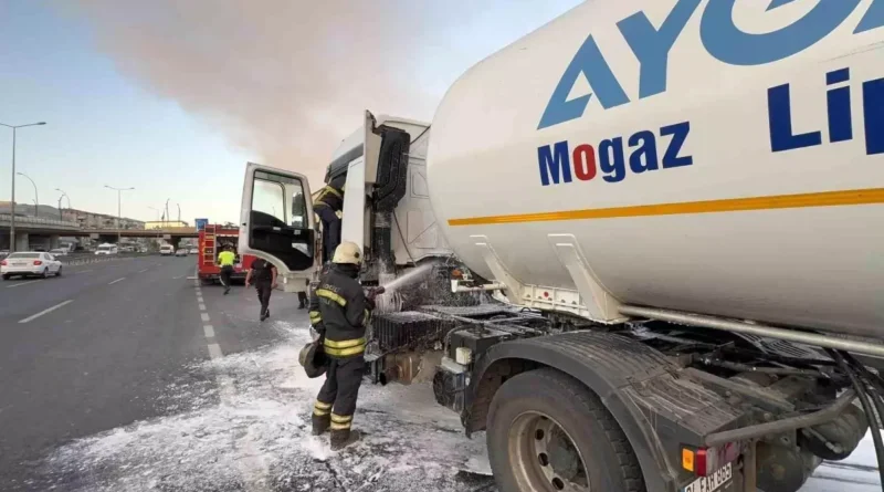 Kocaeli D100 Karayolu'nda Gaz Tankeri Yangını