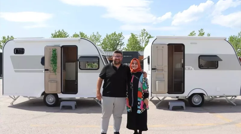Karavan Tutkunu Çift, Tasarımlarını Yapıyor
