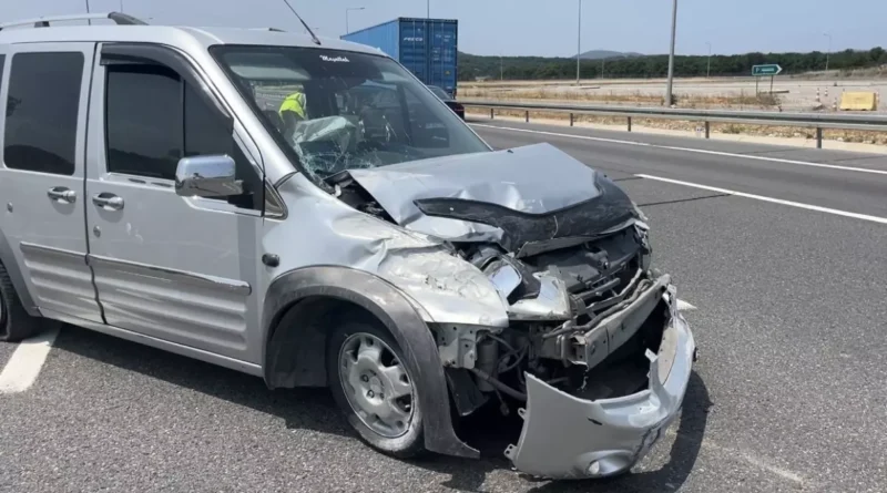 Kocaeli'de Hafif Ticari Araç Kaza Yaptı: 3 Yaralı