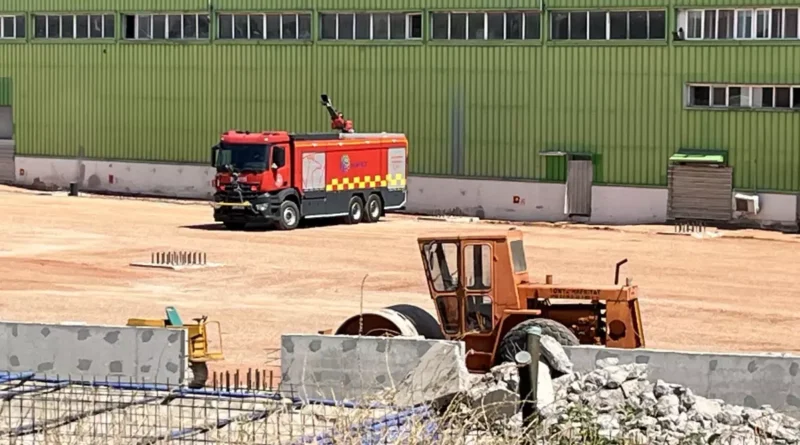 Kocaeli'de kimya fabrikasında doğalgaz hattı delindi.
