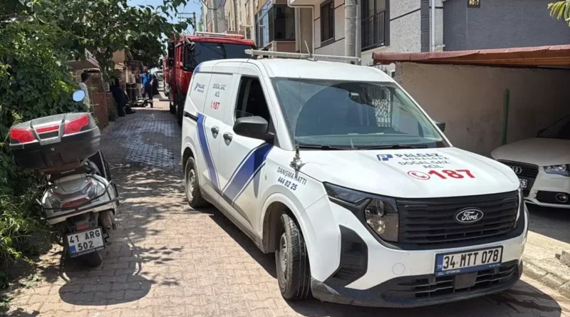Darıca'da 4 Katlı Binanın Çatısında Yangın