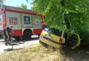 Kandıra'da ağaca çarpan araçta çift yaralandı