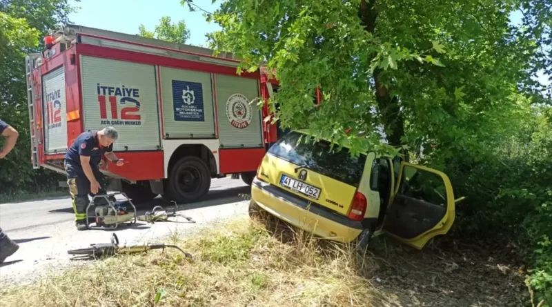 Kandıra'da ağaca çarpan araçta çift yaralandı