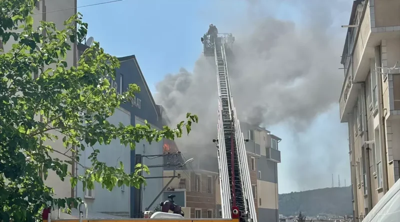 Kocaeli'de 4 Katlı Bina Çatısında Yangın