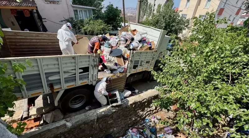 Gebze'deki Dubleks Daireden Kamyonlarca Atık Çıkarıldı