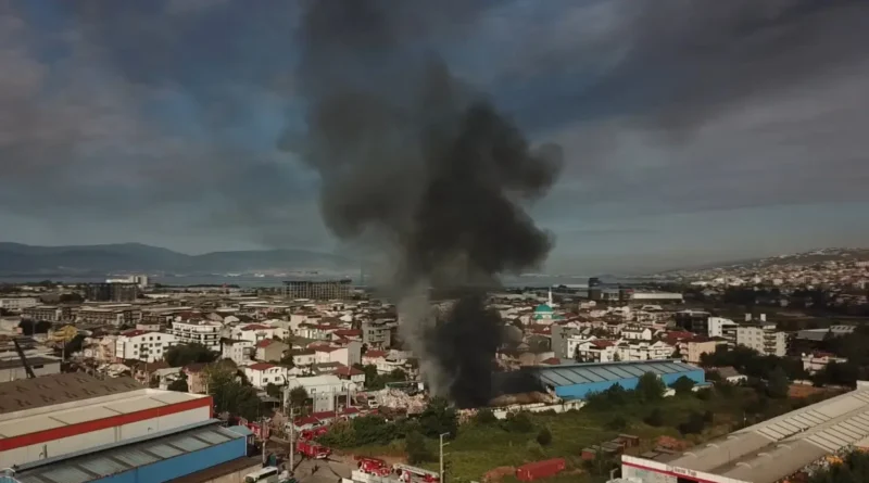 Kocaeli'nde Plastik Geri Dönüşüm Yangını
