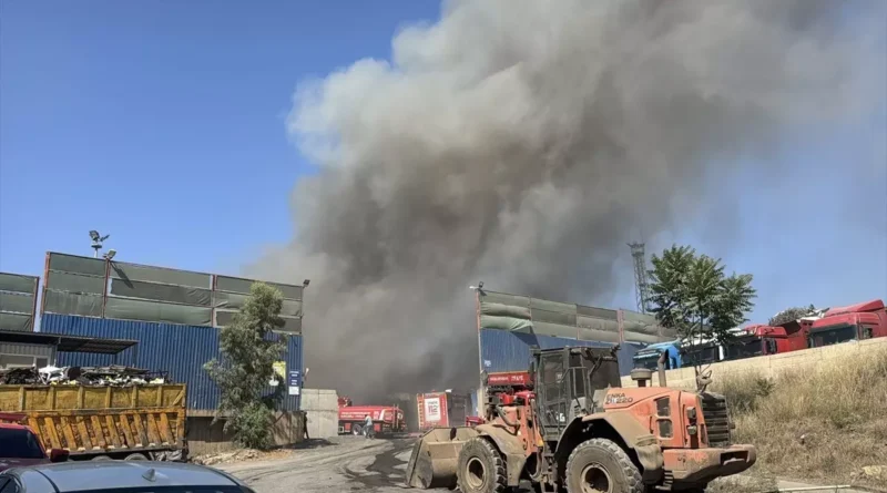 Kocaeli Gebze'de Hurda Depolama Alanında Yangın
