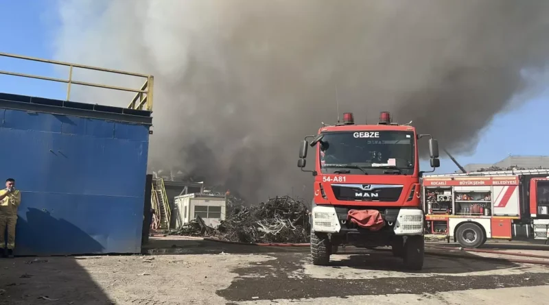 Gebze'deki hurda sahasında yangın meydana geldi