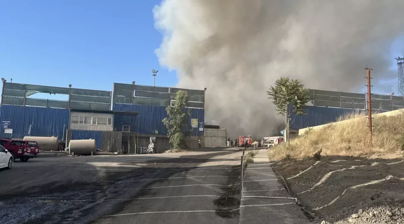 Kocaeli'deki Hurda Sahasında Yangın Söndürüldü
