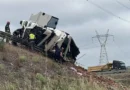 Kocaeli'de TIR devrildi: 1 ölü, 3 yaralı