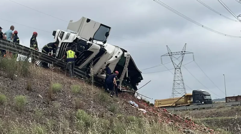 Kocaeli'de TIR devrildi: 1 ölü, 3 yaralı